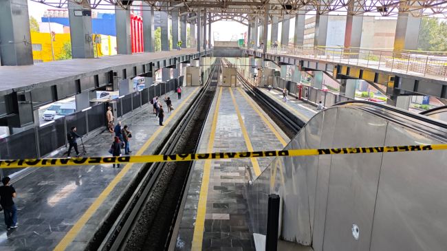 Trabajadores permanecen laborando en la estación. Trabajadores permanecen laborando en la estación.