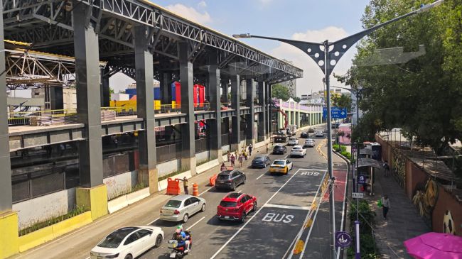 Trabajadores operan maquinaria al exterior de la estación. Trabajadores operan maquinaria al exterior de la estación.