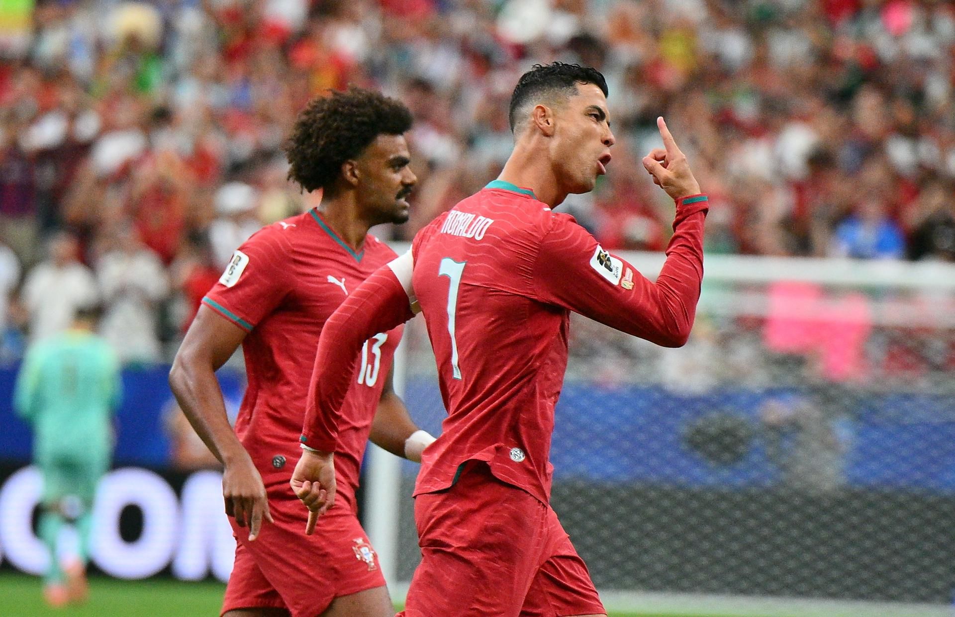 Cristiano Ronaldo celebra la anotación del primer gol. EFE