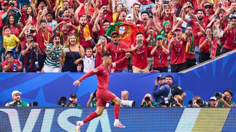 Cristiano Ronaldo festeja doblete ante Uzbekistán. MexSport
