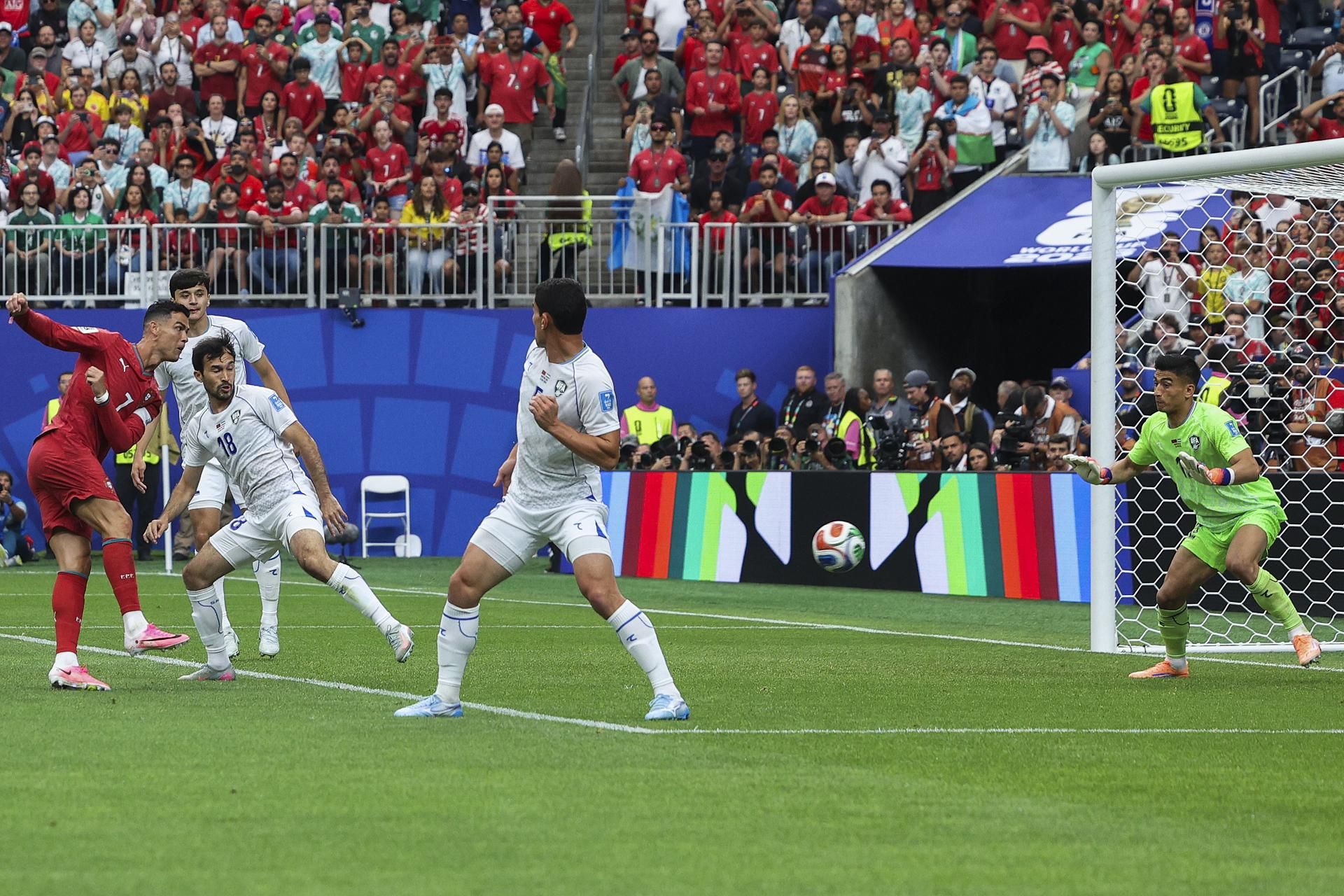 Cristiano Ronaldo dispara a gol en el duelo ante Uzbekistán. EFE