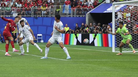 Cristiano Ronaldo dispara a gol en el duelo ante Uzbekistán. EFE