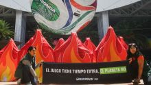 'El juego tiene tiempo extra, el planeta no' Greenpeace México protesta en el AICM por crisis climática. (Cuartoscuro)
