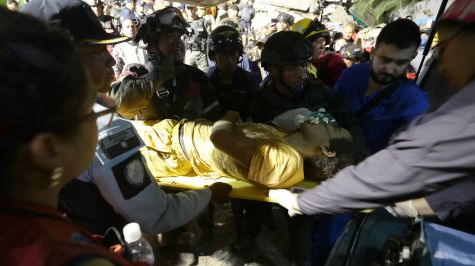 Decenas de edificios se vinieron abajo por los potentes sismos