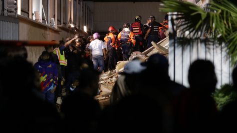 Rescatistas intentaban sacar a personas de entre los escombros