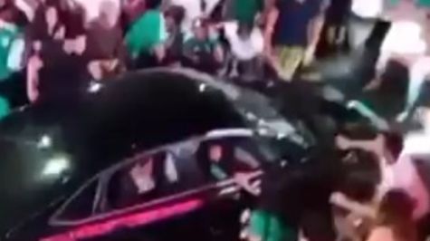 De acuerdo con los reportes oficiales y videos difundidos vía redes sociales, el conductor se encontraba rodeado por la multitud que bloqueaba el paso vehicular (Foto: Especial)