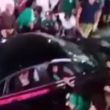 De acuerdo con los reportes oficiales y videos difundidos vía redes sociales, el conductor se encontraba rodeado por la multitud que bloqueaba el paso vehicular (Foto: Especial)