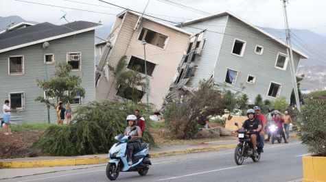 A unas horas de los poderosos sismos, los trabajos de rescate son insuficientes en La Guaira, Venezuela.