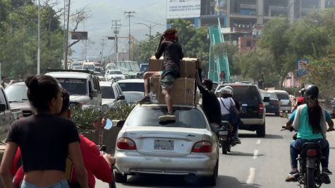 Los saqueos en comercios destruidos se dejaron sentir en la región de Catia La Mar.