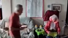  Pareja de adultos mayores durante los momentos de angustia provocados por los terremotos Imagen: Rastreo de redes
