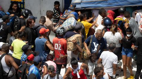 Personas hacen saqueos este viernes, a un establecimiento comercial en Catia La Mar, Venezuela. (EFE).
