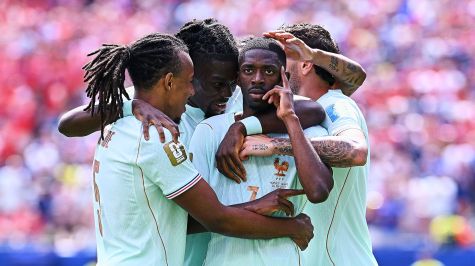 Festejan con Dembelé la anotación del segundo gol. MexSport