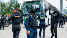 Los familiares de los 43 normalistas desaparecidos llegaron a la Ciudad de México tras una revisión preventiva y se dirigieron escoltados al Ángel de la Independencia para su movilización mensual. (Foto: Cuartoscuro)