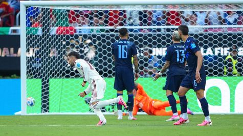 El balón se le escurrió de las manos a Muslera para el 1-0 de España (Mexsport)