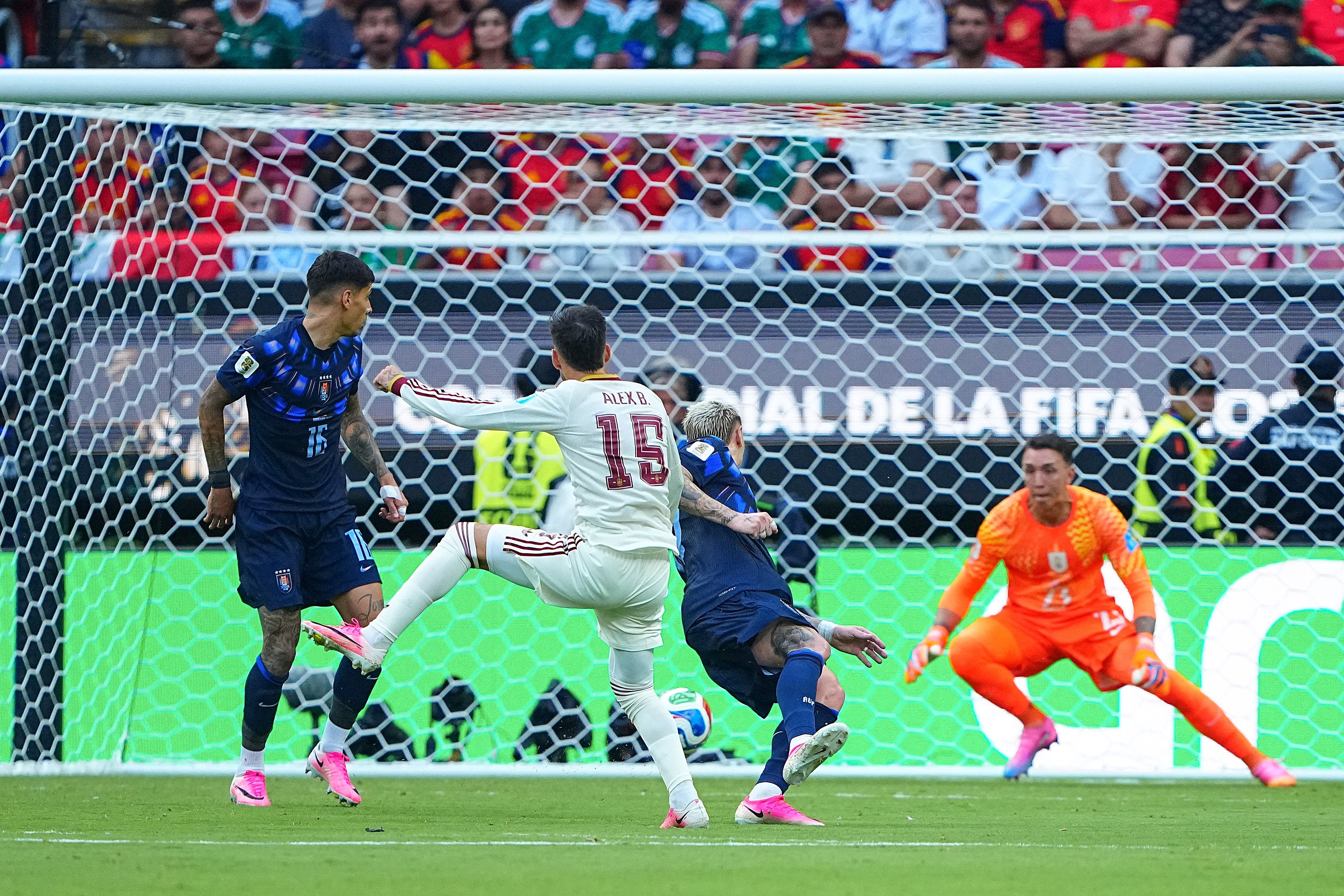 El español Álex Baena saca un disparo flojo que el portero uruguayo Fernando Muslera no pudo detener (Foto Mexsport)