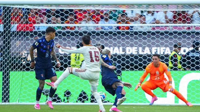 El español Álex Baena saca un disparo flojo que el portero uruguayo Fernando Muslera no pudo detener (Foto Mexsport)