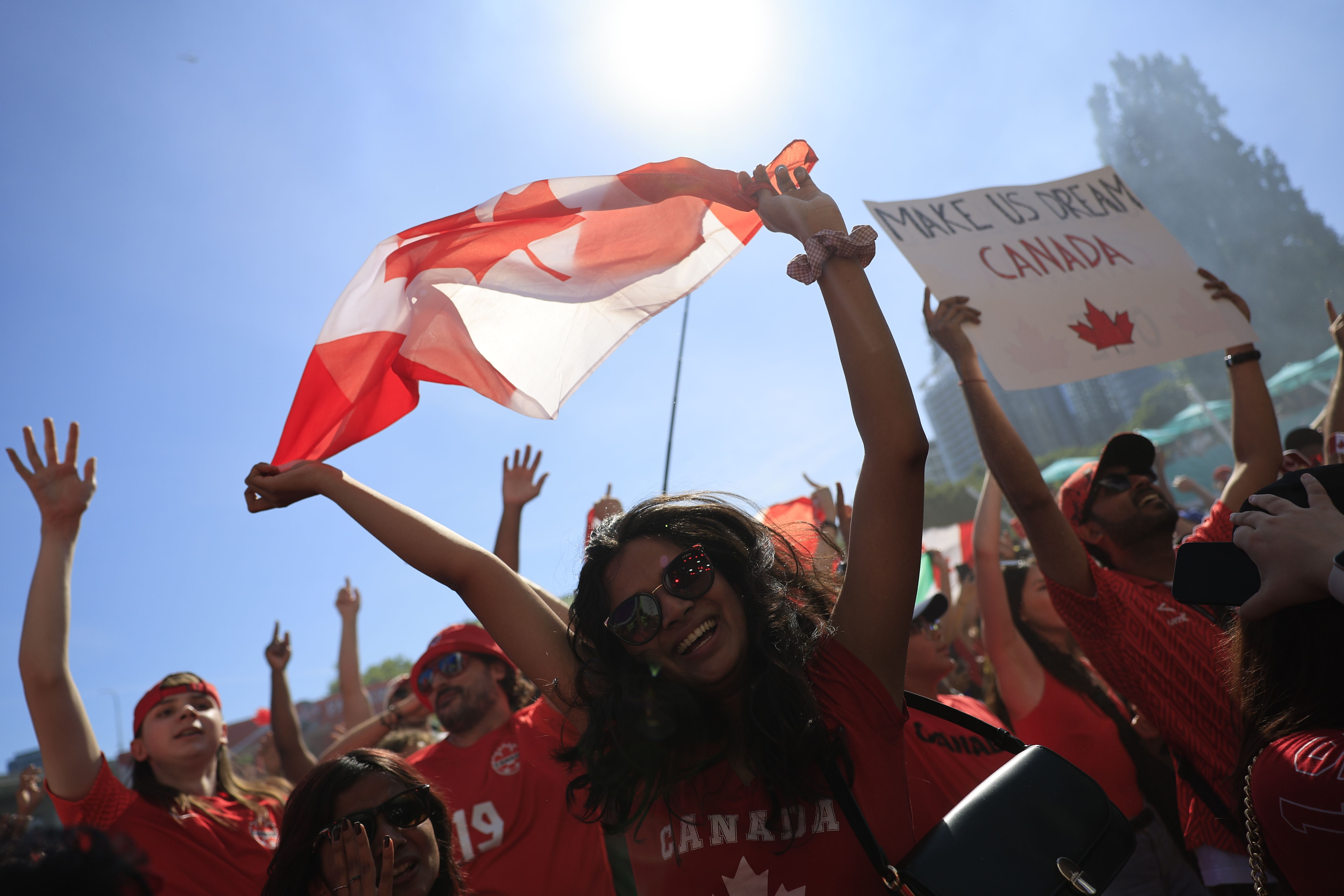 Aficionados de Canadá celebran el triunfo contra Sudáfrica este domingo, en Toronto