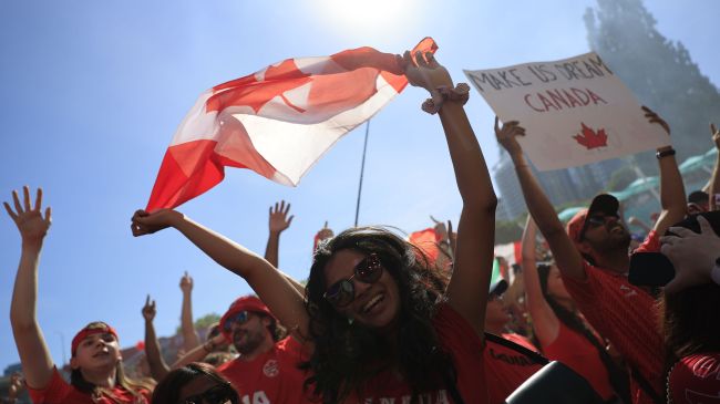 Aficionados de Canadá celebran el triunfo contra Sudáfrica este domingo, en Toronto