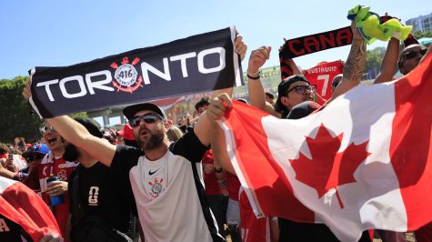 Aficionados de Canadá celebran el triunfo contra Sudáfrica este domingo, en Toronto