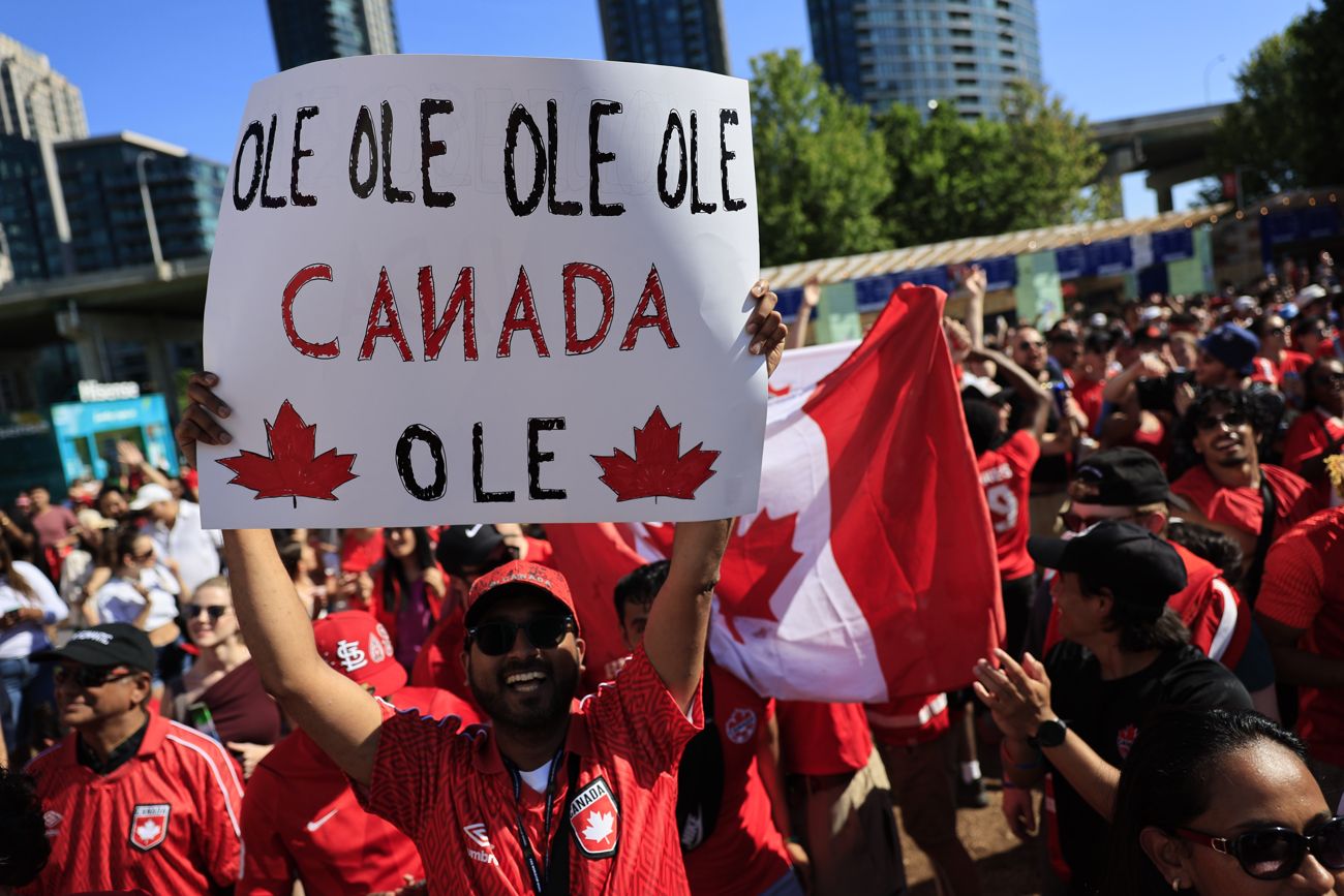 Aficionados de Canadá celebran el triunfo contra Sudáfrica este domingo, en Toronto