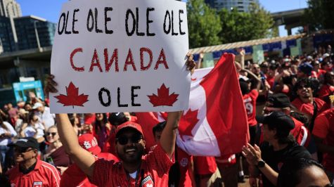 Aficionados de Canadá celebran el triunfo contra Sudáfrica este domingo, en Toronto
