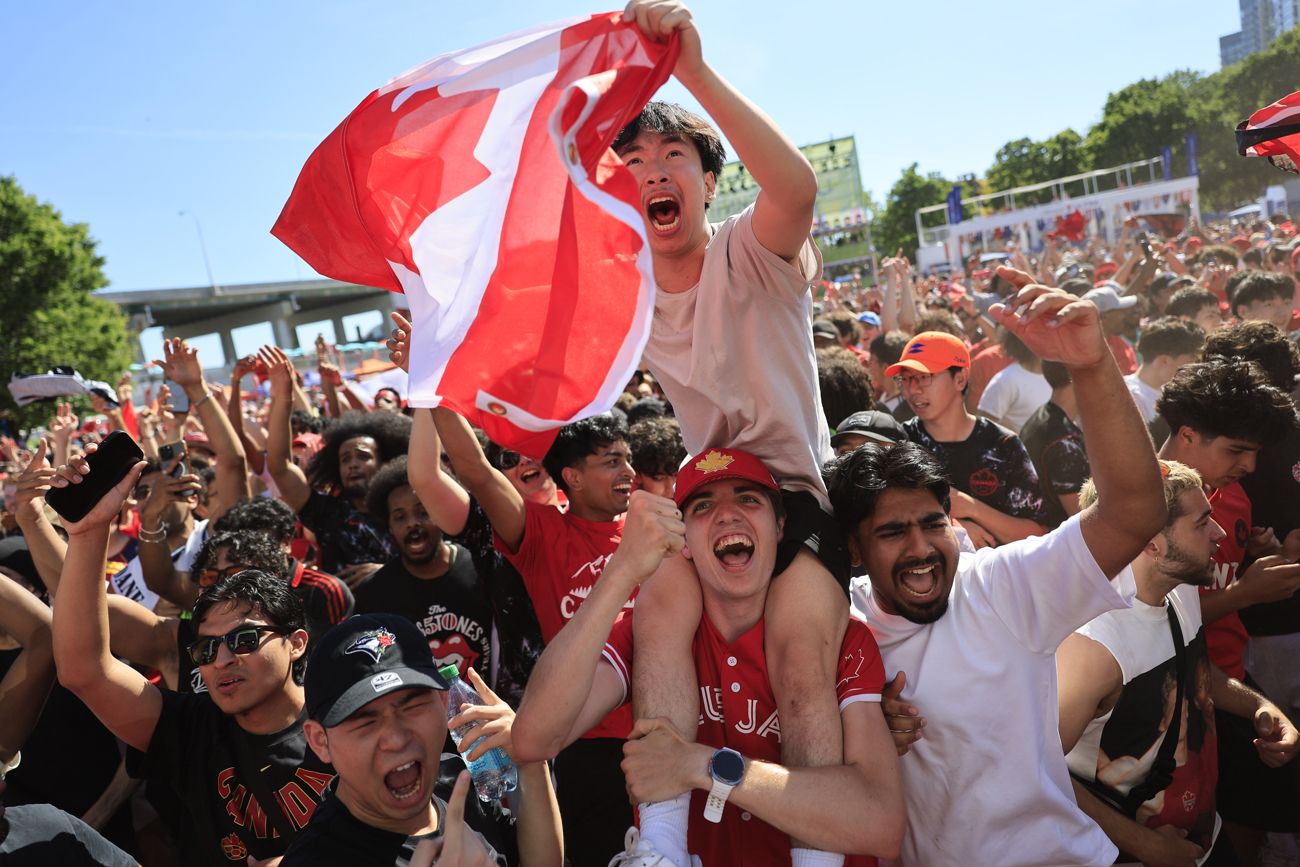 Aficionados de Canadá celebran el triunfo contra Sudáfrica este domingo, en Toronto