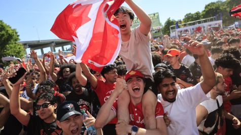 Aficionados de Canadá celebran el triunfo contra Sudáfrica este domingo, en Toronto