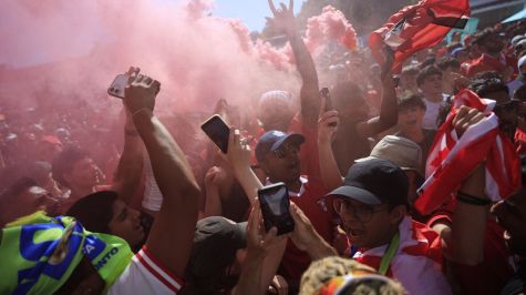 Aficionados de Canadá celebran el triunfo contra Sudáfrica este domingo, en Toronto