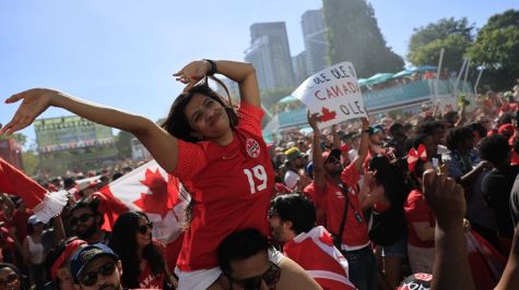 Aficionados de Canadá celebran el triunfo contra Sudáfrica este domingo, en Toronto