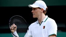 Janik Sinner avanza con suigrimiento en la primera ronda de WImbledon. EFE
