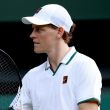Janik Sinner avanza con suigrimiento en la primera ronda de WImbledon. EFE