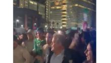  Aficionados mexicanos acudió la noche del lunes y la madrugada de este martes al hotel de concentración de la Selección de Ecuador Foto: RRSS
