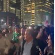  Aficionados mexicanos acudió la noche del lunes y la madrugada de este martes al hotel de concentración de la Selección de Ecuador Foto: RRSS