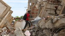 Un hombre camina sobre escombros de edificaciones destruidas este martes, en La Guaira (Venezuela). EFE/ Raúl Martínez