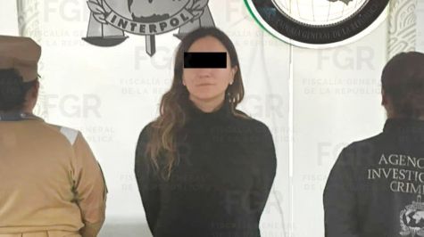 Detiene la FGR a Gilda Susana “N”, hermana de Emilio Lozoya, en el AICM. (FGR)