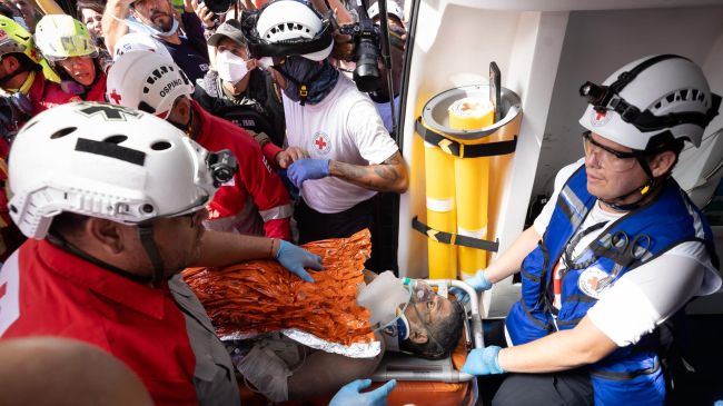 Rescatistas de varios países lograron sacar a Hernán Gil de entre los escombros de un edificio donde estuvo atrapado durante ocho días.