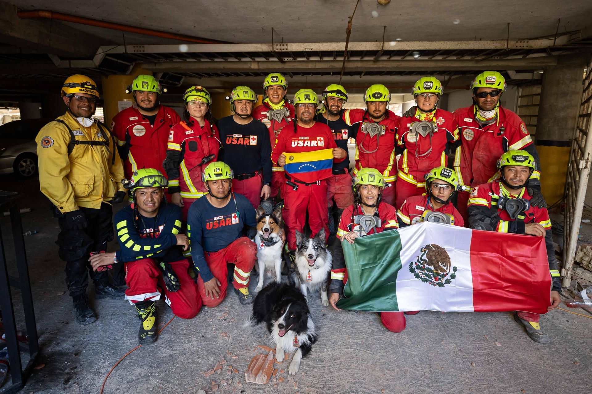 Rescatistas de varios países lograron sacar a Hernán Gil de entre los escombros de un edificio donde estuvo atrapado durante ocho días.