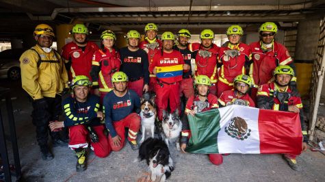 Rescatistas de varios países lograron sacar a Hernán Gil de entre los escombros de un edificio donde estuvo atrapado durante ocho días.