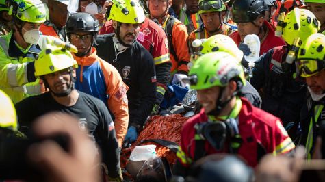 Rescatistas de varios países lograron sacar a Hernán Gil de entre los escombros de un edificio donde estuvo atrapado durante ocho días.