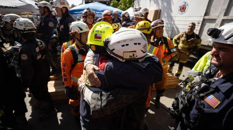 Rescatistas de varios países lograron sacar a Hernán Gil de entre los escombros de un edificio donde estuvo atrapado durante ocho días.