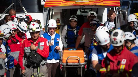 Rescatistas de varios países lograron sacar a Hernán Gil de entre los escombros de un edificio donde estuvo atrapado durante ocho días.