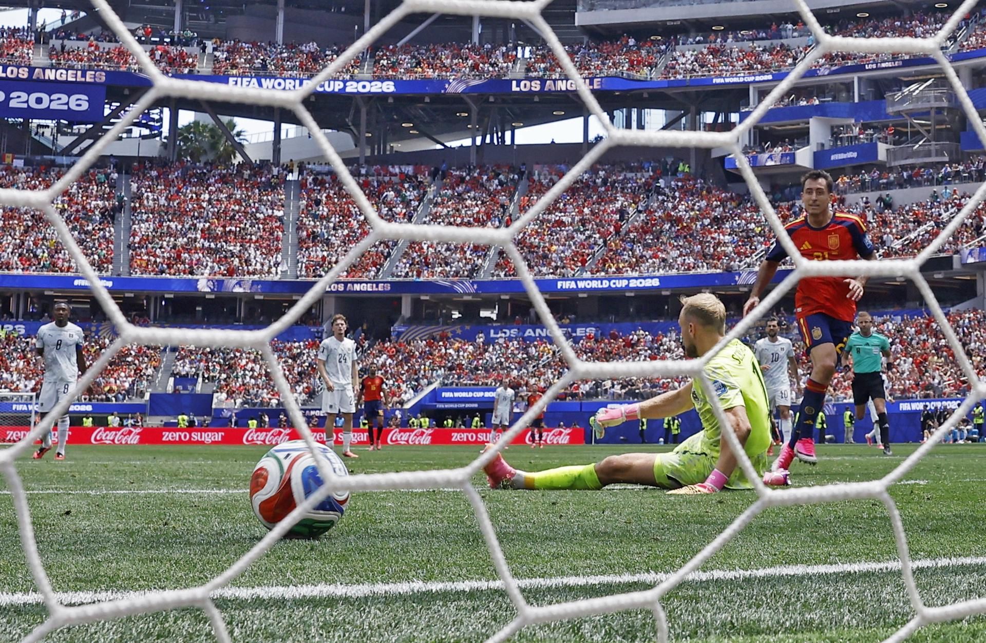 Oyarzabal marca gol ante Austria. EFE