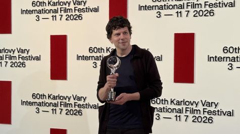 El actor y cineasta estadounidense Jesse Eisenberg recibió este sábado el Premio del Presidente en el Festival Internacional de Cine de Karlovy Vary por su "sensibilidad transatlántica" y su trayectoria artística, que, según aseguró en su discurso, espera que encuentre en Europa un nuevo rumbo. EFE/ Sara Corsellas