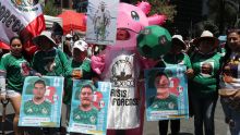 Familiares de personas desaparecidas posan al terminar un partido de fútbol durante una manifestación en Ciudad de México (Foto: EFE)