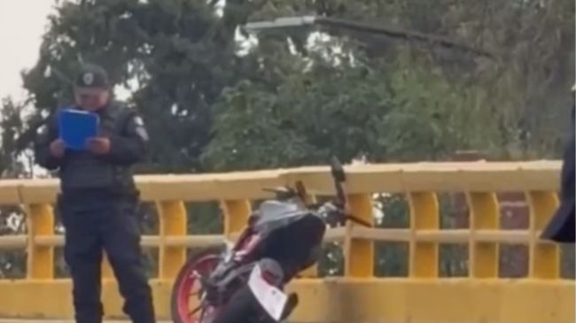 De acuerdo con los primeros reportes, el conductor de la moto transitaba en la colonia Deportivo Pensil, alcaldía Miguel Hidalgo, con dirección a Naucalpan cuando perdió el control de su unidad (Foto: N+)