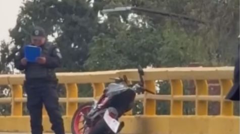 De acuerdo con los primeros reportes, el conductor de la moto transitaba en la colonia Deportivo Pensil, alcaldía Miguel Hidalgo, con dirección a Naucalpan cuando perdió el control de su unidad (Foto: N+)