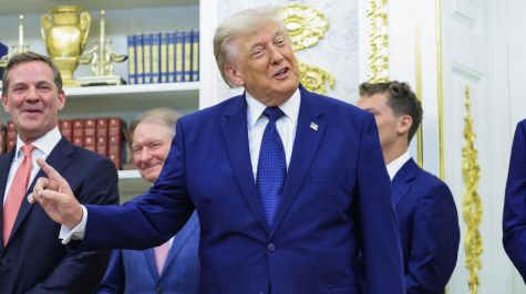 Donald Trump pidió revisar la tarjeta roja de Balogun. EFE