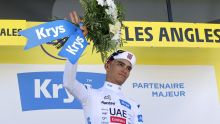 El ciclista mexicano Isaac del Toro, del UAE Team Emirates XRG, celebra en el podio con el maillot blanco de mejor joven tras la tercera etapa del Tour de Francia (EFE)