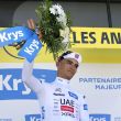 El ciclista mexicano Isaac del Toro, del UAE Team Emirates XRG, celebra en el podio con el maillot blanco de mejor joven tras la tercera etapa del Tour de Francia (EFE)