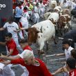 Los toros de la ganadería Fuente Ymbro en el primer encierro de los Sanfermines 2026, este martes en Pamplona. EFE/Jesús Diges
